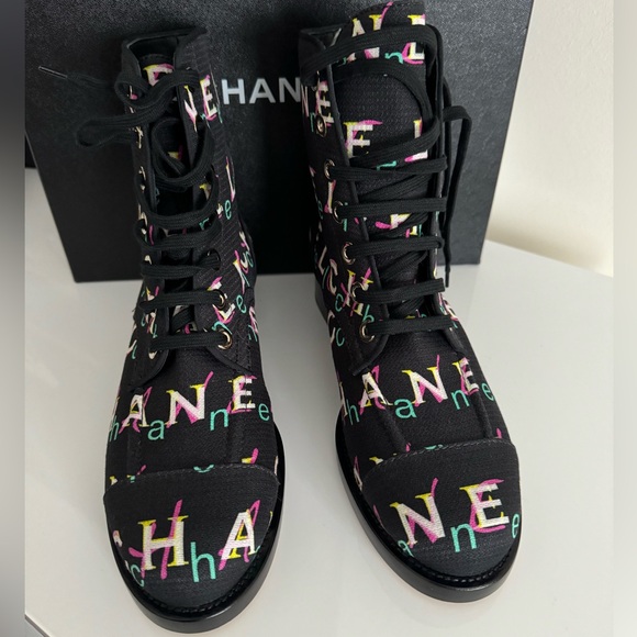 AUTH  19P $1950 CHANEL TWEED PRINTED LOGO LACE UP COMBAT BOOTS 39.5/8.5 - Picture 3 of 8